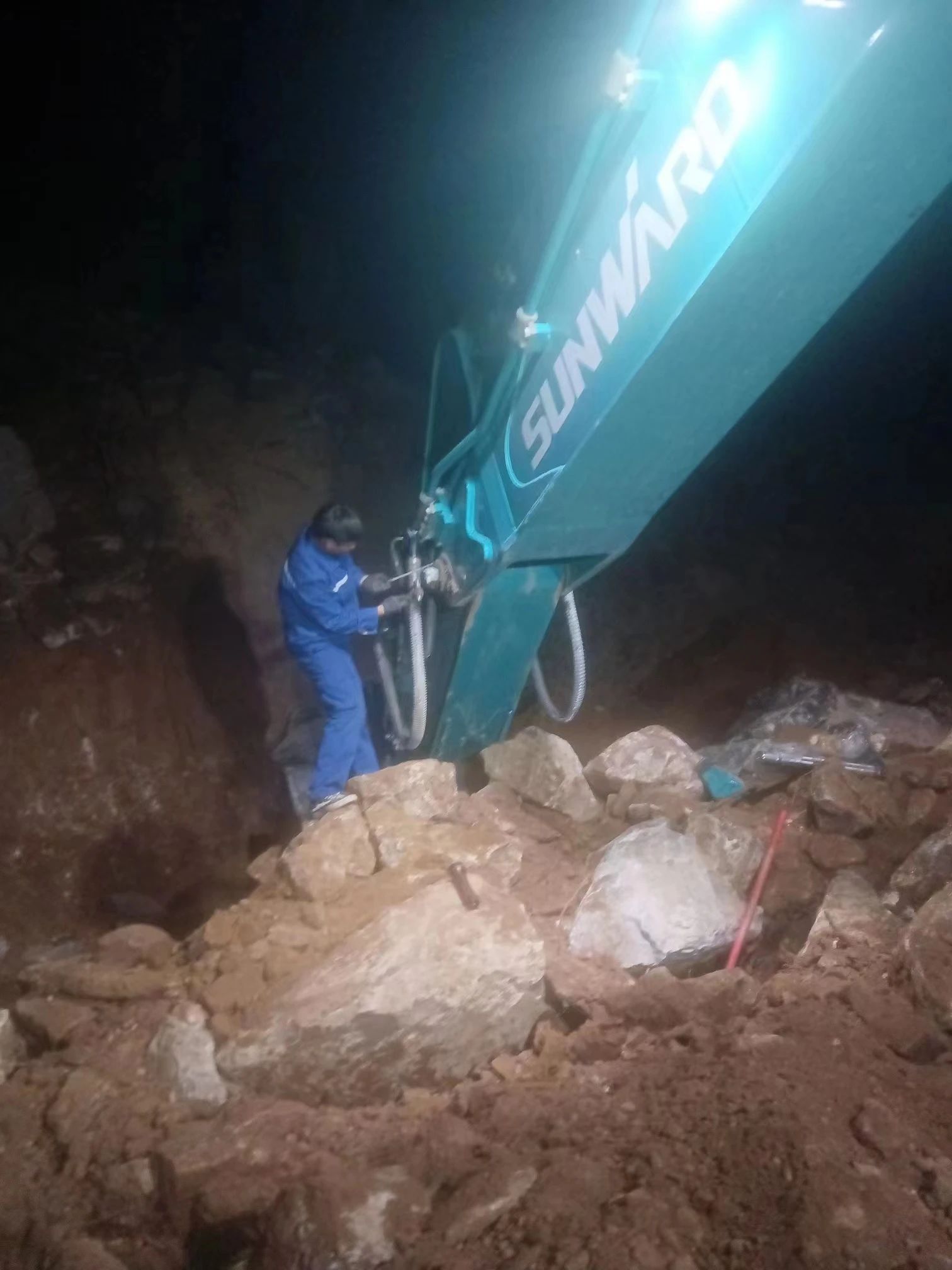 一线“热”闻 | 专业售后，，，，专心折务！恒峰g22智能挖掘机效劳万里行一直在路上