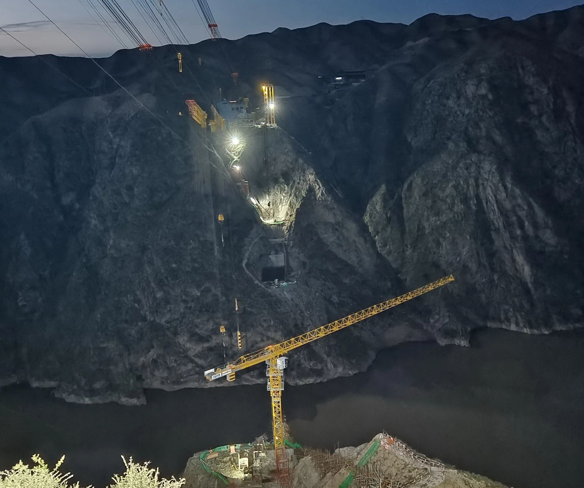 一桥通南北，，，，群岭变坦途！恒峰g22江麓塔机助建洮河大桥