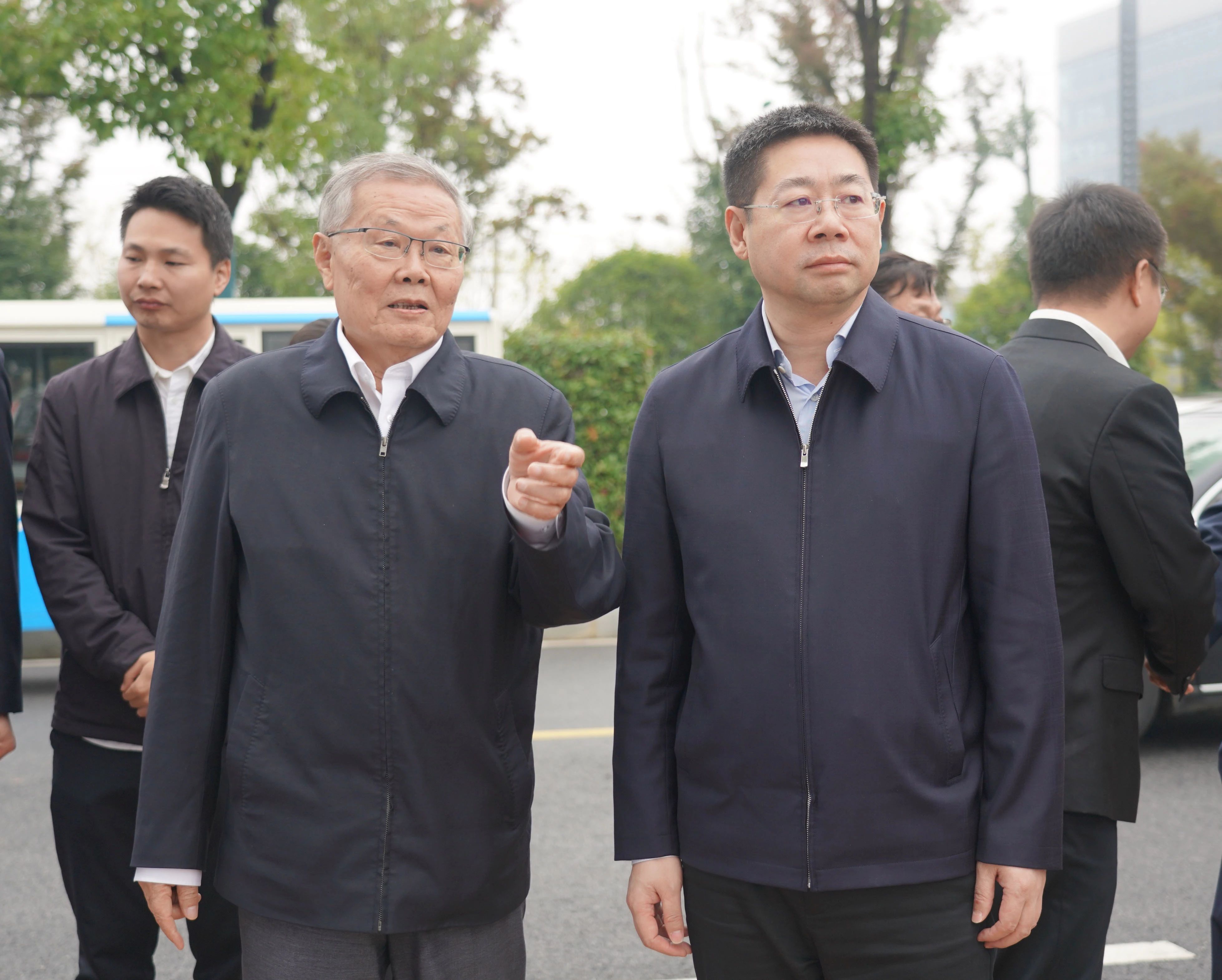 天下节水办主任蒋牧宸调研恒峰g22智能节水事情