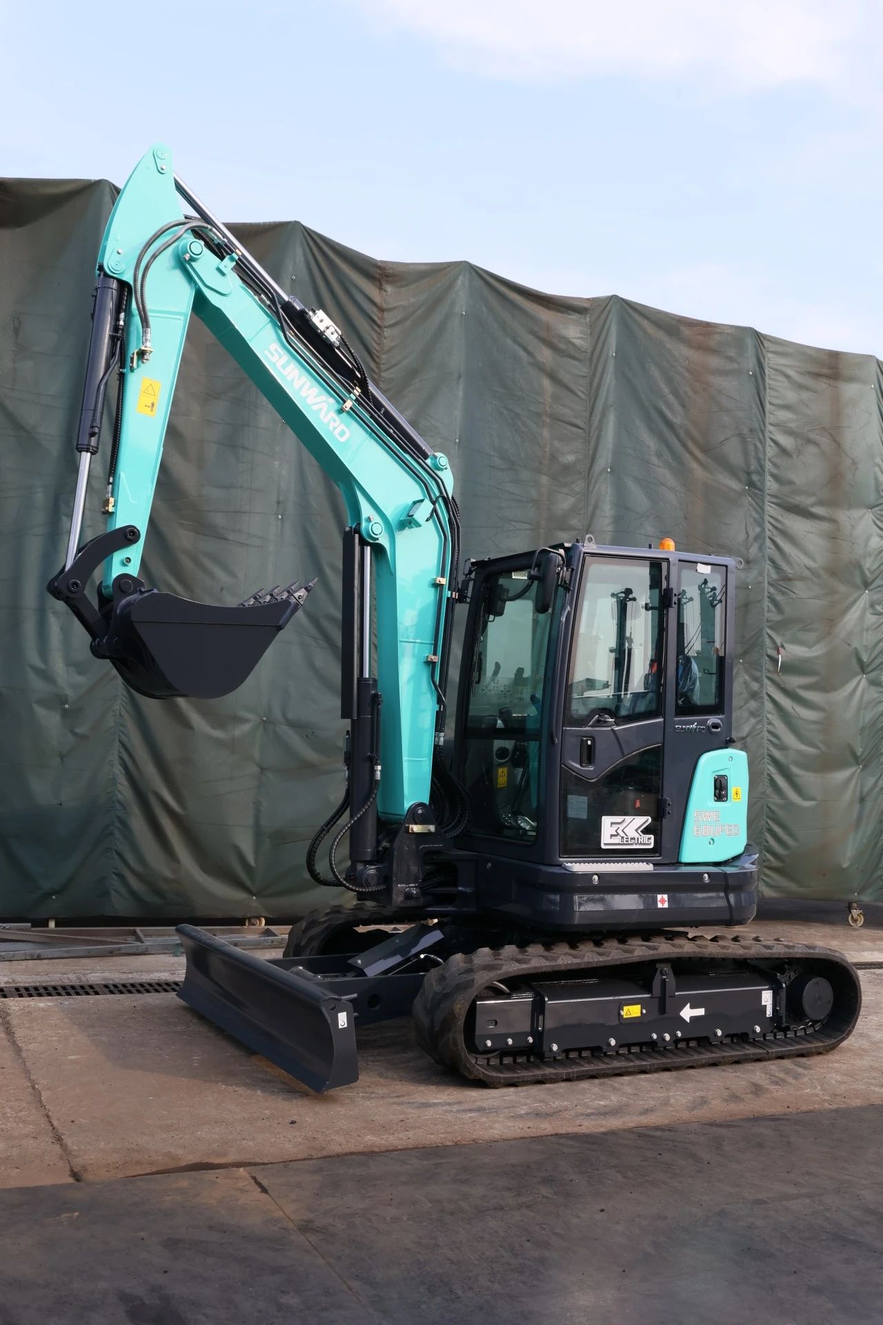 绿色上新！恒峰g22智能SWE60UFED纯电动无尾挖掘机乐成下线