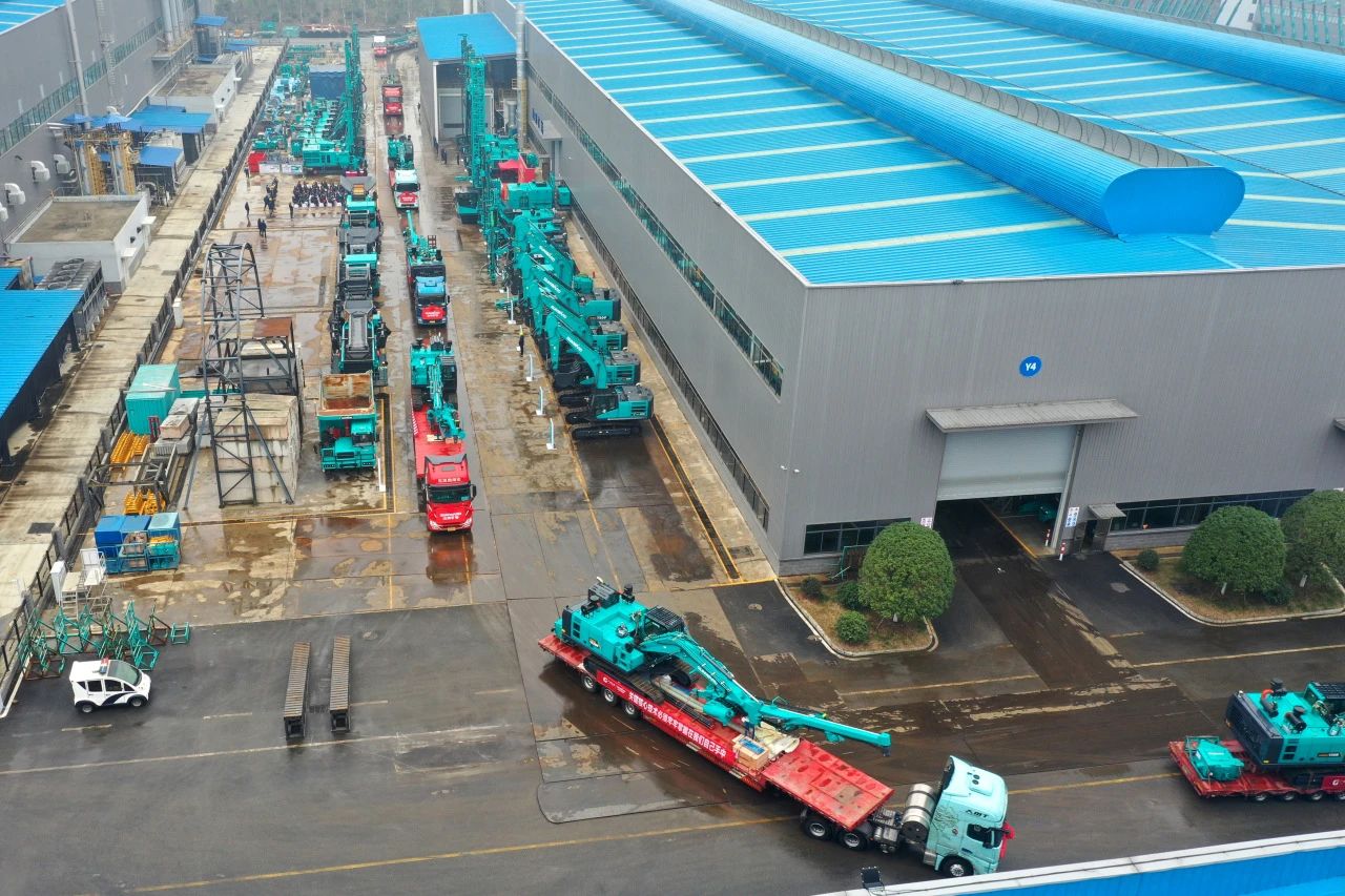 启新程，，，，，，向未来！恒峰g22矿岩揭牌庆典暨新春发货仪式圆满举行