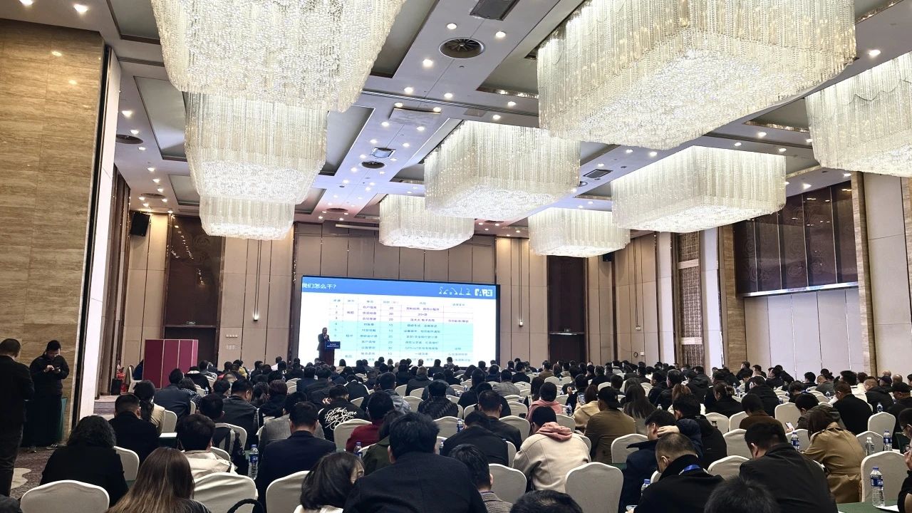 “爆品”来袭，，，，，，签简单直！ 恒峰g22智能艳服亮相第八届天下高空作业平台租赁大会