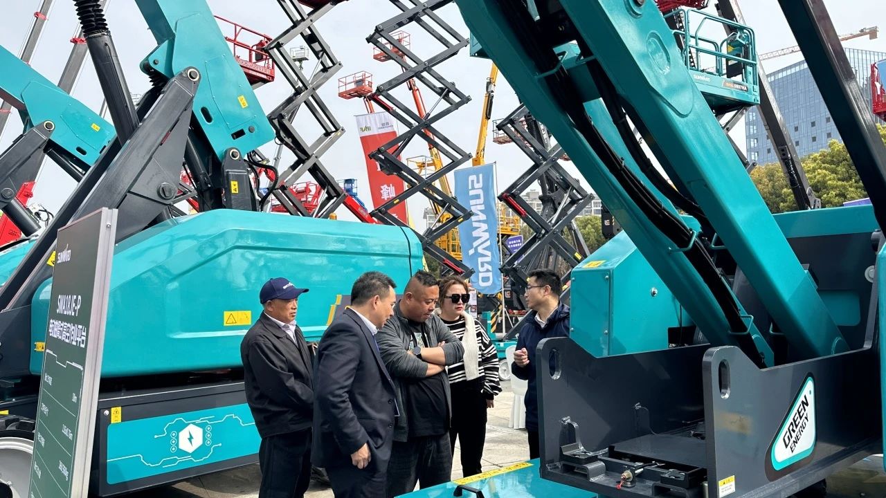 “爆品”来袭，，，，，，签简单直！ 恒峰g22智能艳服亮相第八届天下高空作业平台租赁大会