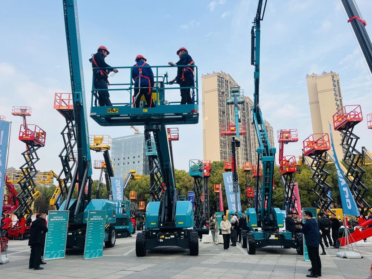 “爆品”来袭，，，，，，签简单直！ 恒峰g22智能艳服亮相第八届天下高空作业平台租赁大会