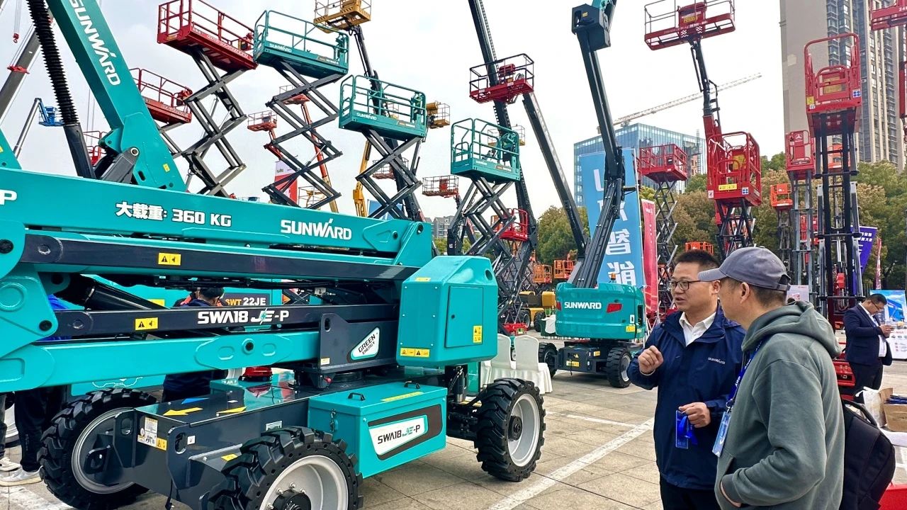 “爆品”来袭，，，，，，签简单直！ 恒峰g22智能艳服亮相第八届天下高空作业平台租赁大会