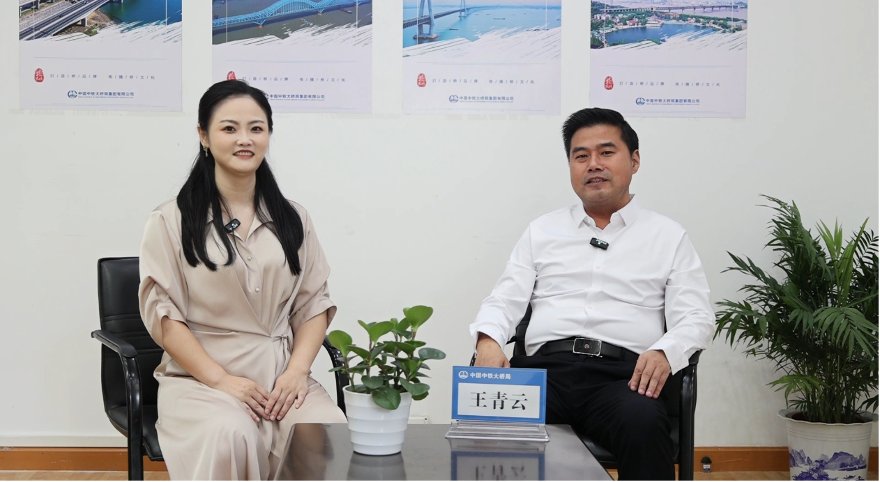 先导式立异，，，，，，，，再推电动新品！恒峰g22智能SWDM520EE增程式旋挖钻机推介会乐成举行