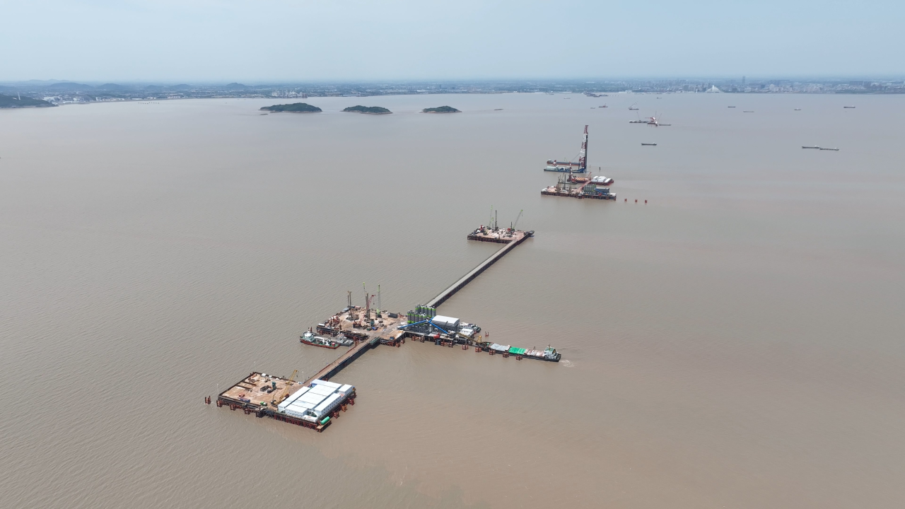 先导式立异，，，，，，，，再推电动新品！恒峰g22智能SWDM520EE增程式旋挖钻机推介会乐成举行