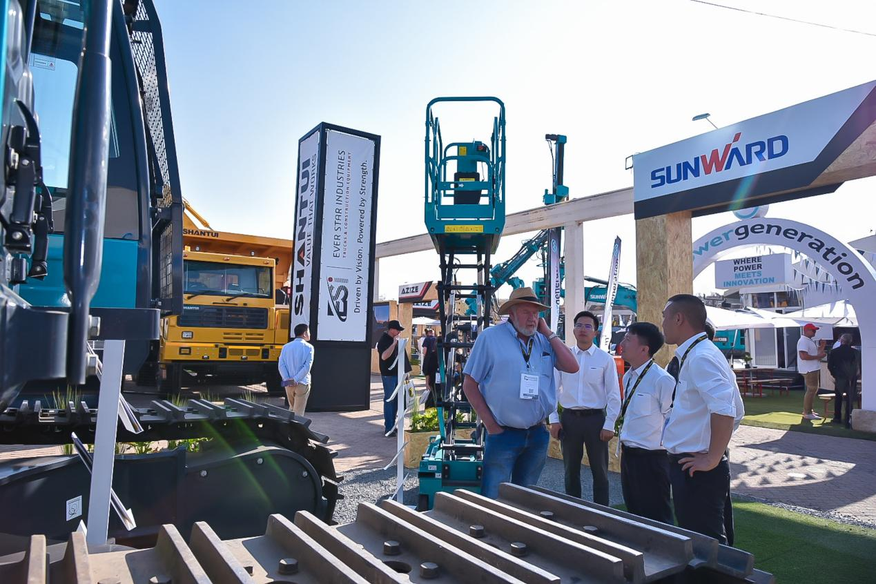 跨越山海，，，，，，，重器远航！恒峰g22智能亮相南非最大矿业展会