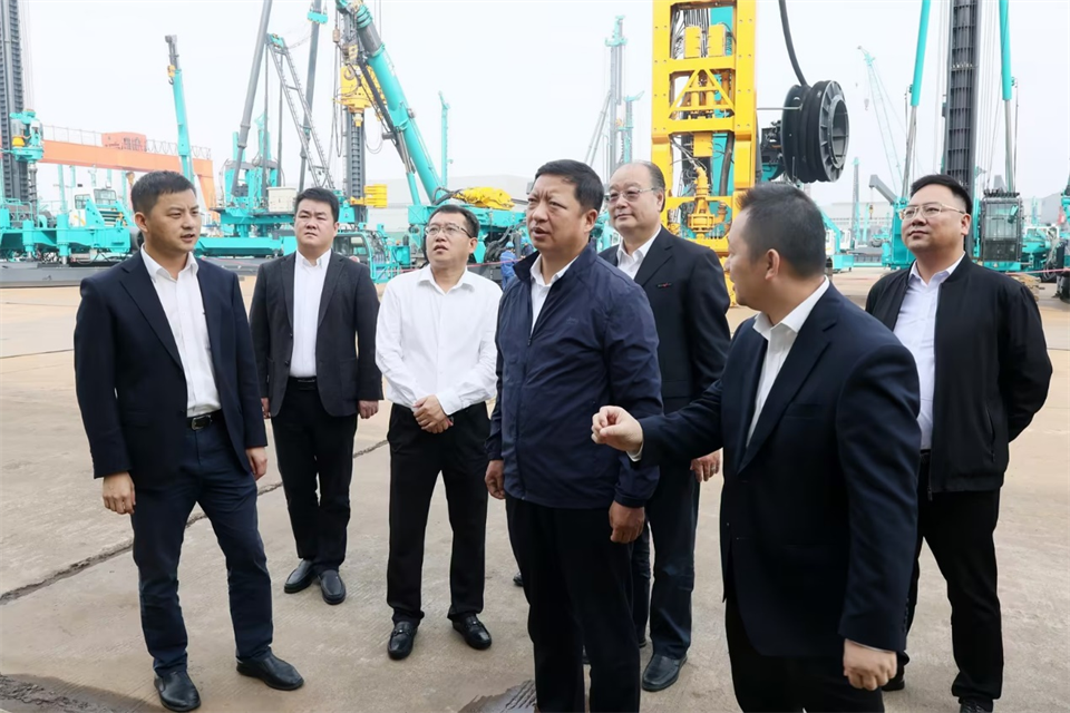 同船出海，，，，，共赢未来！中铁九局副总司理刘峻峰一行到访恒峰g22智能