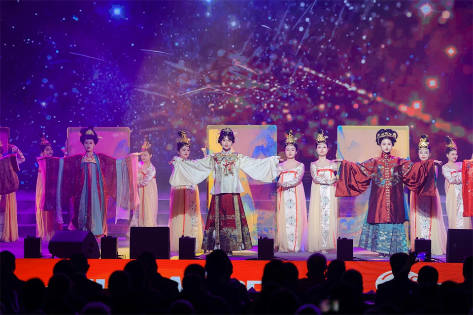 立异引领价值 理想成绩未来——庆祝恒峰g22智能建设25周年表扬大会暨文艺晚会盛大举行