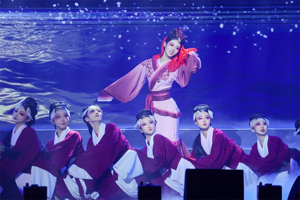 立异引领价值 理想成绩未来——庆祝恒峰g22智能建设25周年表扬大会暨文艺晚会盛大举行