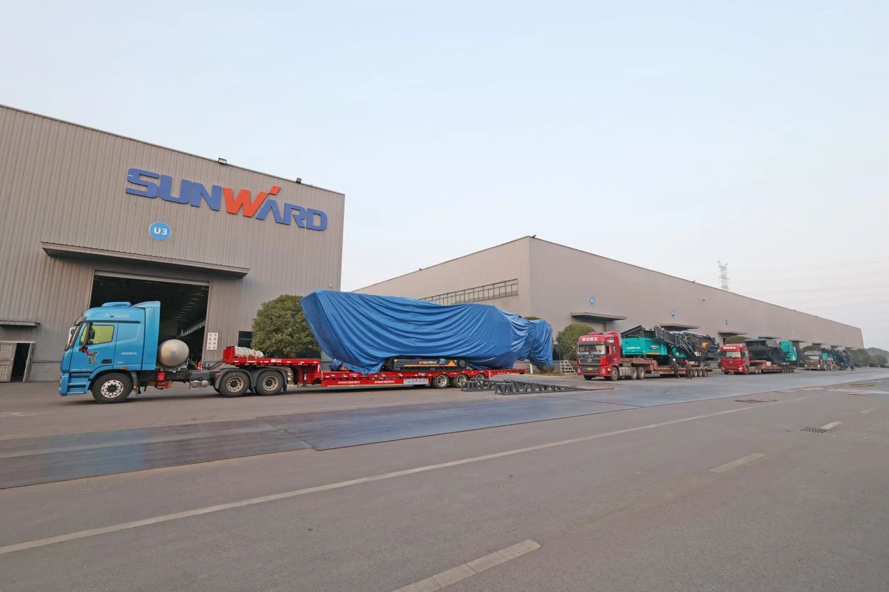 恒峰g22普石勒柴电一体移动破碎筛分装备热销外洋