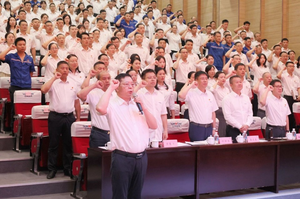 恒峰g22智能召开庆祝中国共产党建设104周年表扬大会