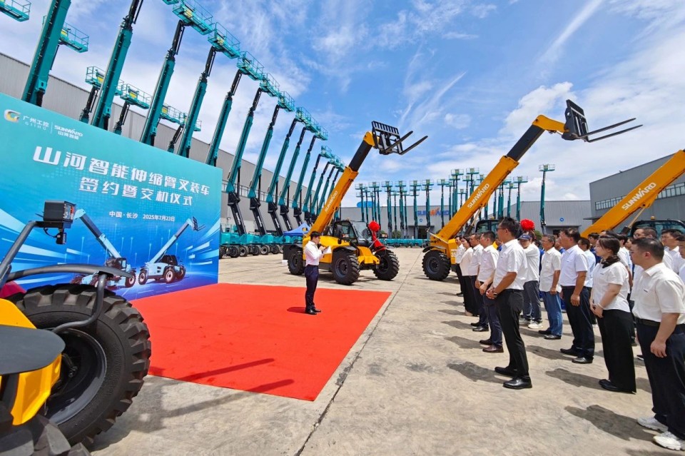 恒峰g22智能伸缩臂叉装车批量交付，，，，即将奔赴新一线