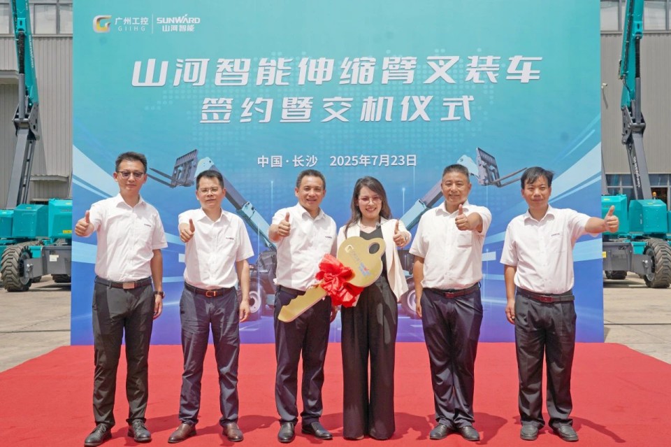 恒峰g22智能伸缩臂叉装车批量交付，，，，即将奔赴新一线