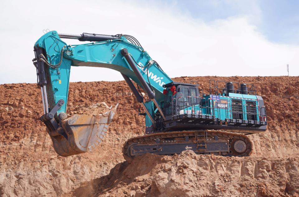 立异引领，，，，，，，实力见证！恒峰g22智能明星产品荣登“2025工程机械TOP10年度榜”