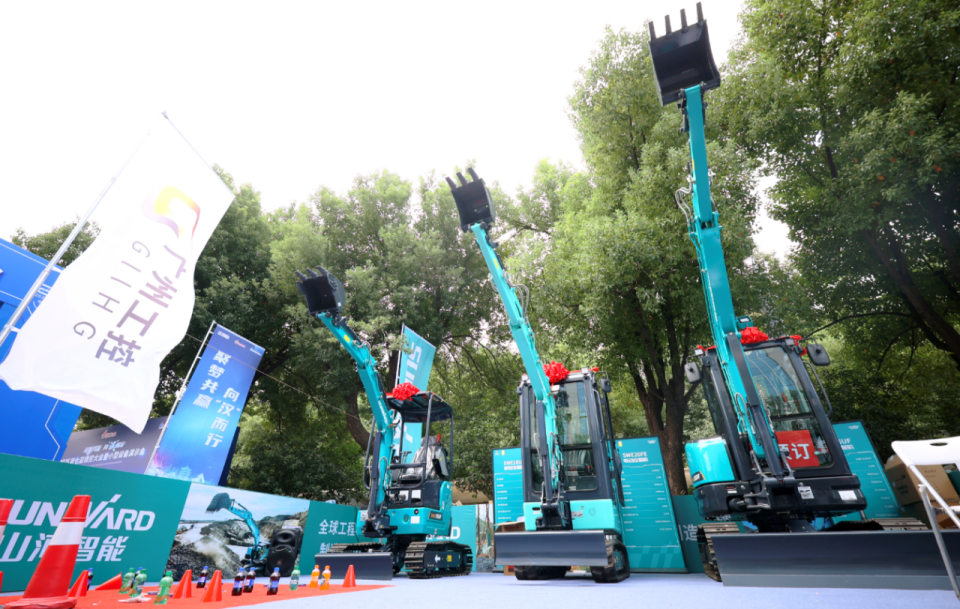 恒峰g22智能微挖“天团”闪灼武汉，，，，，引领绿色施工潮流