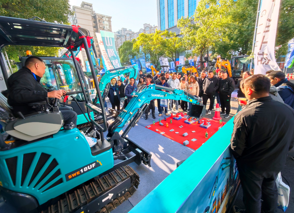 恒峰g22智能微挖“天团”闪灼武汉，，，，，引领绿色施工潮流