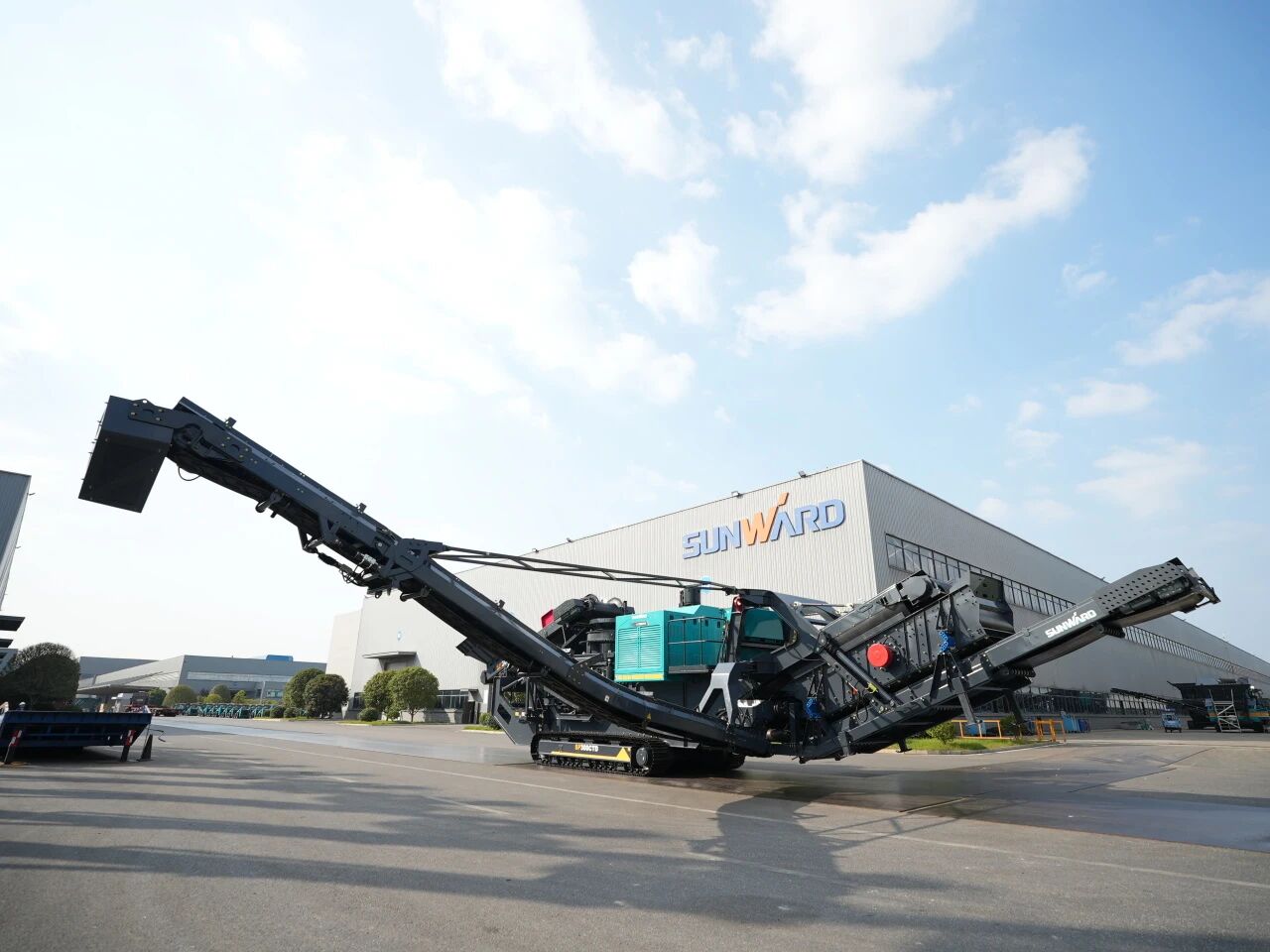 破局国际市场，，，，无惧极寒工况！恒峰g22智能SP300CTD柴电两用圆锥破碎站乐成下线