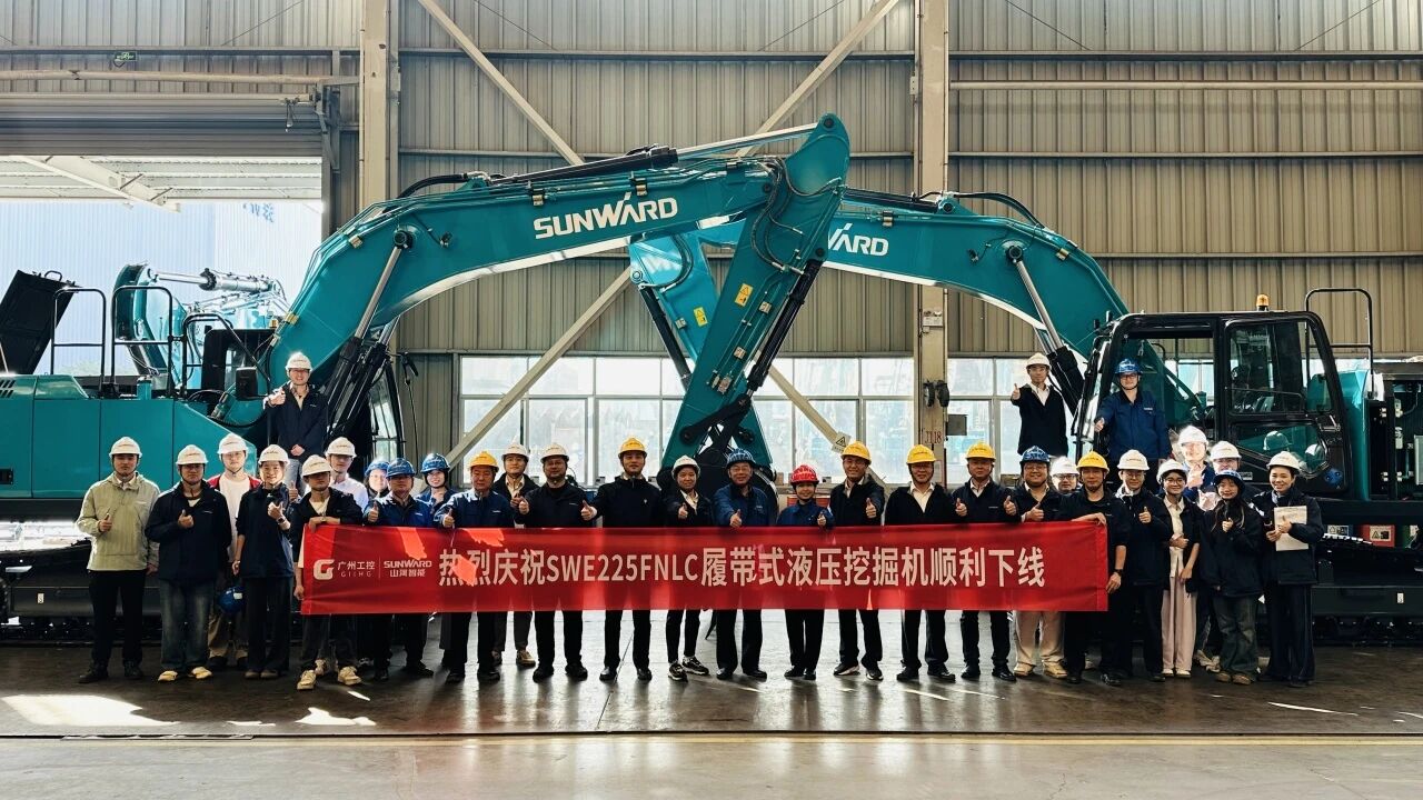 “双子星”闪灼！恒峰g22智能两款履带式液压挖掘机乐成下线