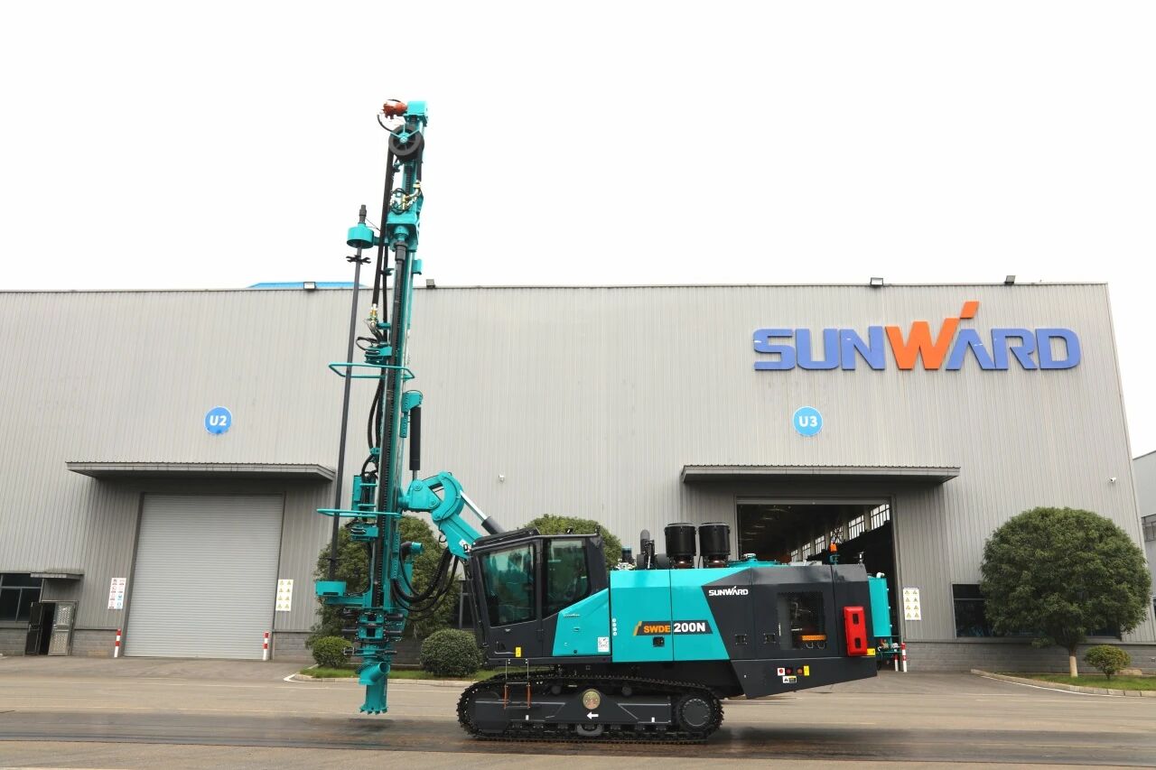 挑战高海拔高寒工况，，，，，恒峰g22智能臂式潜孔钻机上岸南美市场