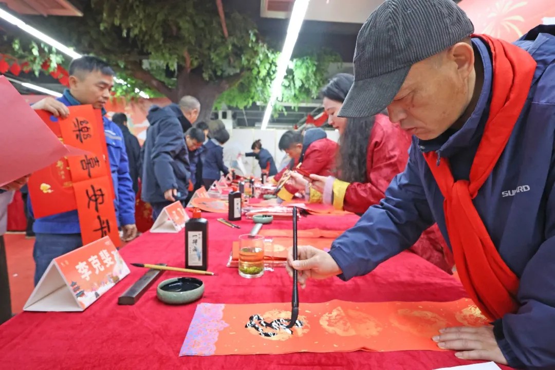 文字迎春，，，，，，，祝福暖心！在恒峰g22智能“囤”年味、送温暖、迎新春